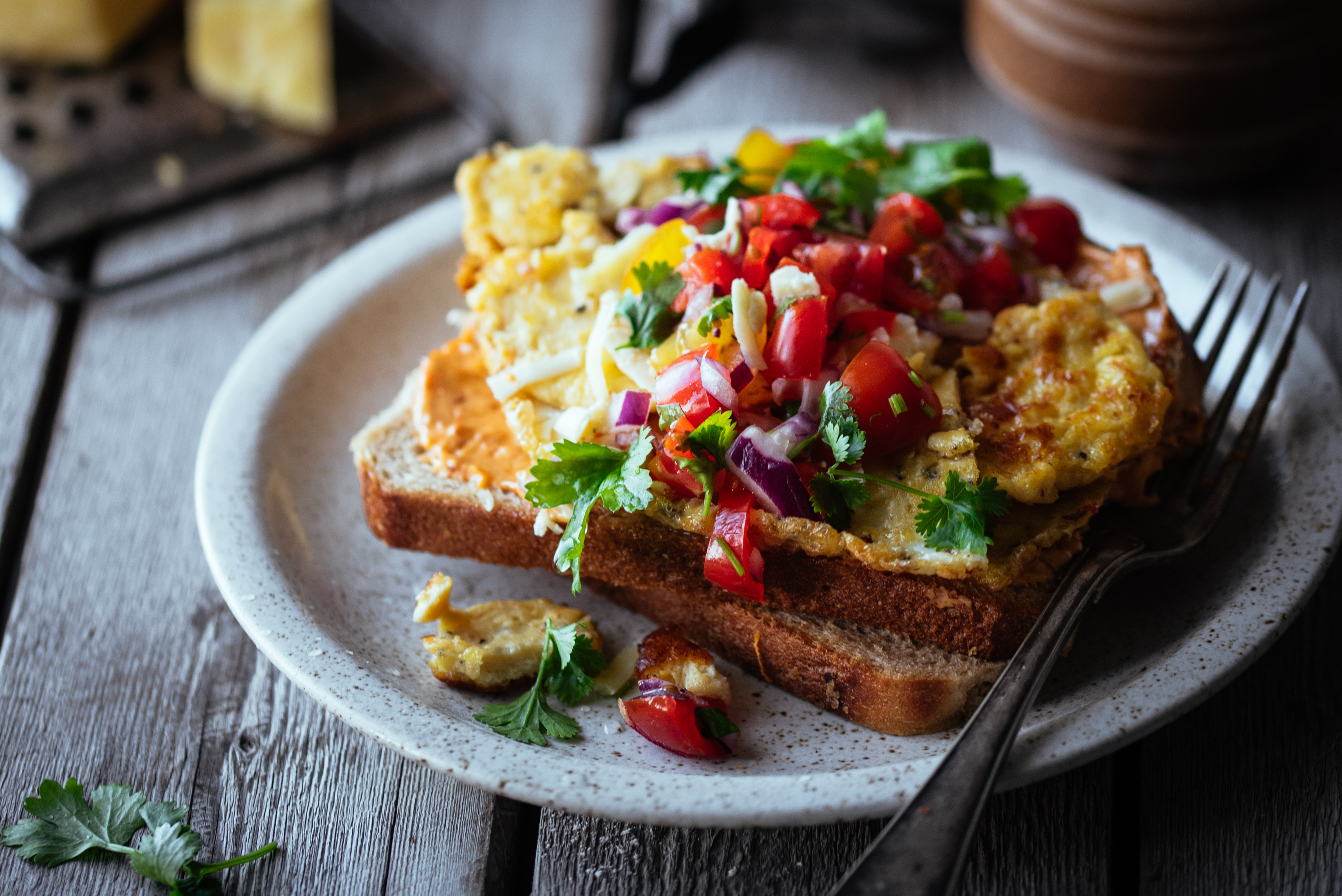 Cheddar-munakasta ja tomaattisalsaa