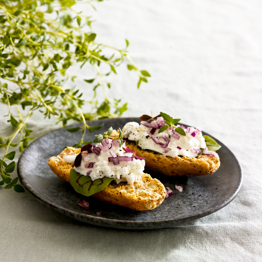 Skorpor-korput ja raejuustoa, punasipulia & ituja