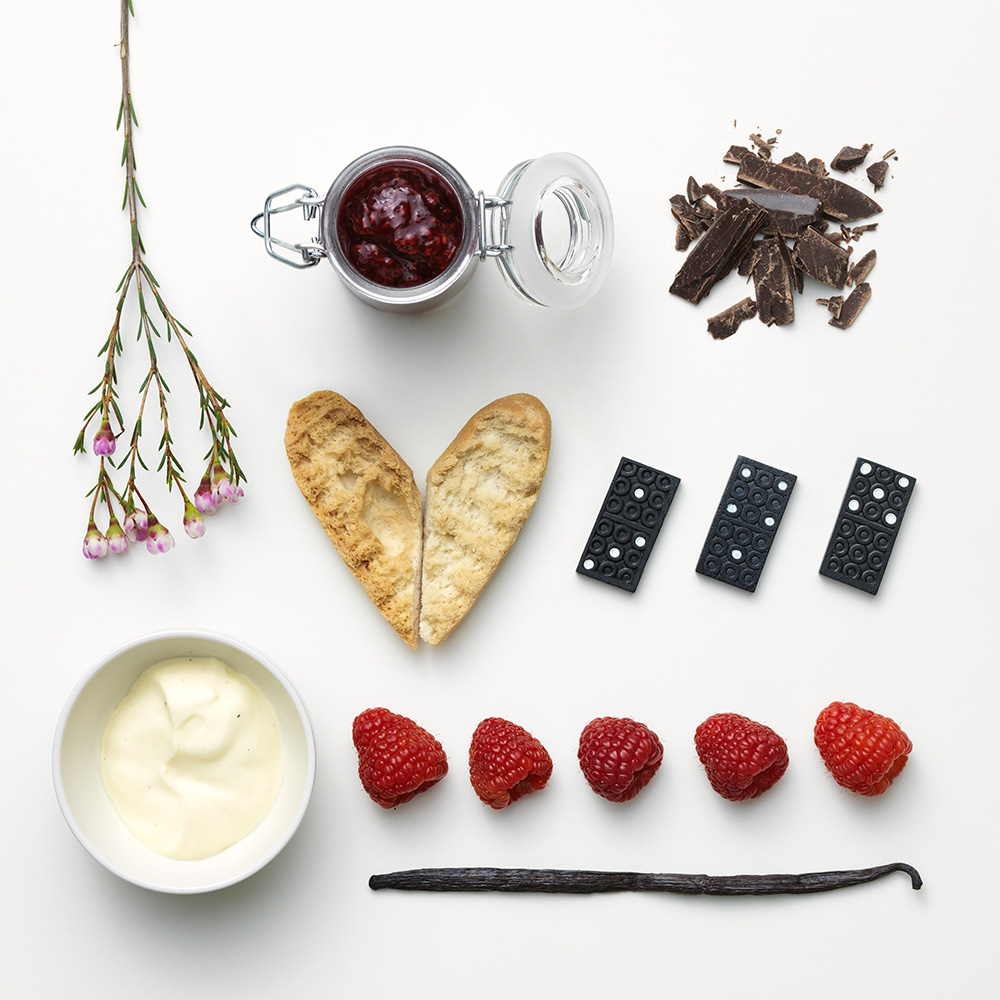 Korppujälkkäri vadelmista ja rahkasta